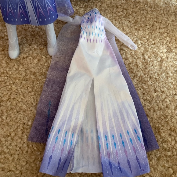 DISNEY FROZEN 2 ELSA DOLL W/ EXTRA DRESS - Picture 6 of 7